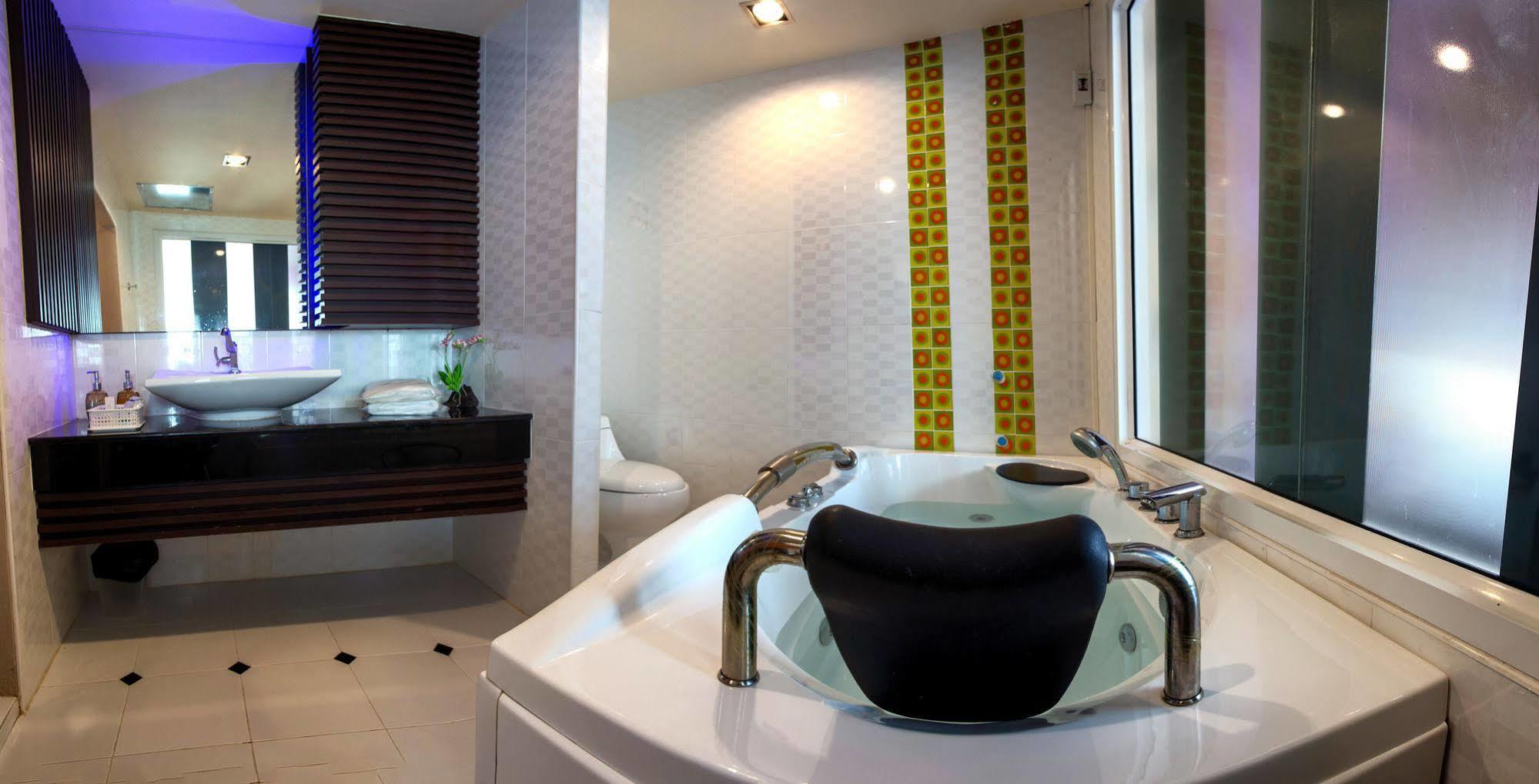 The Ring Hotel Hat Yai Buitenkant foto